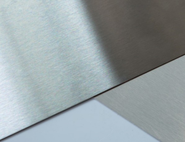 Лист нержавеющий 3N+PE шлифованный с защитной пленкой х/к AISI 304 0,65 мм ASTM A240 фото